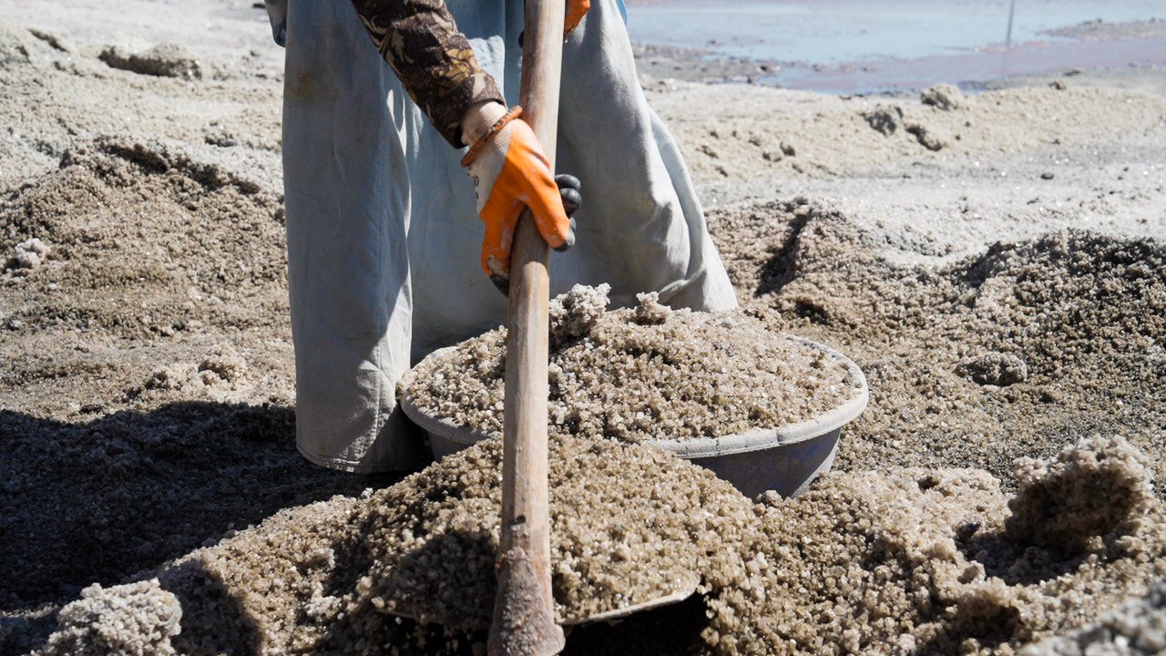 Shovel lifting raw salt